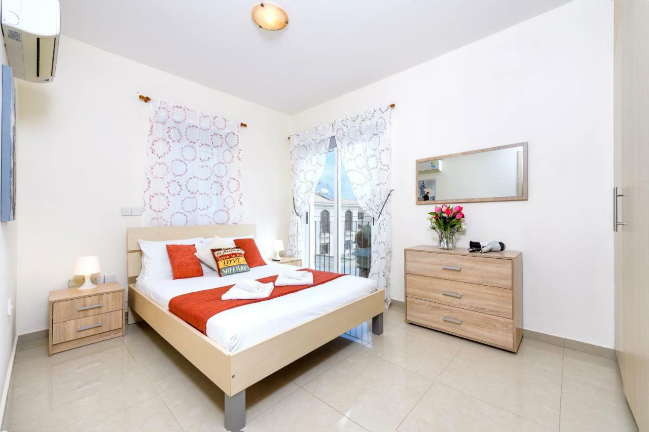 Blue Water Bay Villas Paralimni Exterior photo
