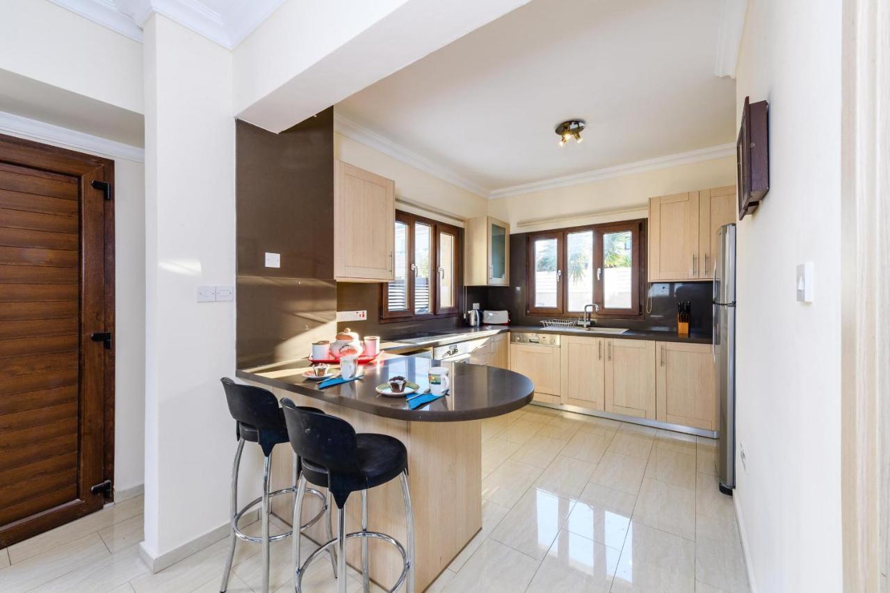 Blue Water Bay Villas Paralimni Exterior photo